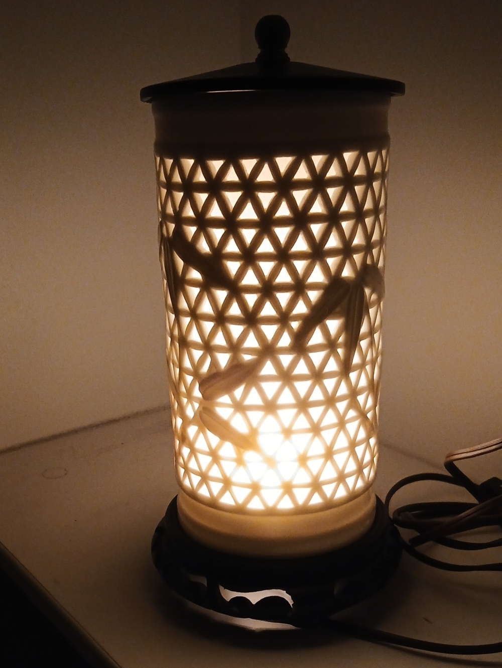 Vintage Open Lattice Bamboo Leaf Cylinder White Porcelain Table Nightlight Lamp